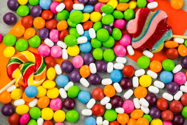 Kegeln Süßigkeiten Auf Dem Bunten Tisch Bunte Süßigkeiten Hintergrund — Stockfoto