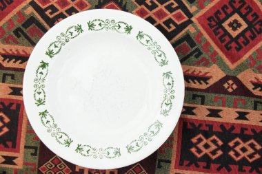 Boş sofra takımı ve bulaşık takımı ayarları ve gri arka planda servis, tabak, kase ve klasik kaşık