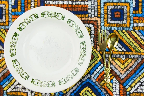 空餐具和餐具设置 放在灰色背景 碗和老式勺子上 — 图库照片