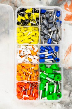 Elektrik kablosu bağlantısı, elektrik kablosuna basmak için renkli ayarlar