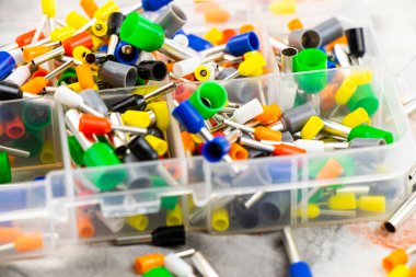 Elektrik kablosu bağlantısı, elektrik kablosuna basmak için renkli ayarlar