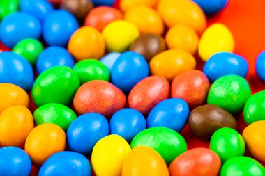 Beyaz arkaplanda şeker, renkli şekerlerin yüksek açılı görünümü