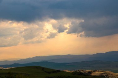 Bulutlu gökyüzü manzarası arka plan, gün batımında bulutlar