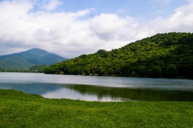 Kvareli Gölü manzarası ve manzarası Gürcistan, Kaketi 'de