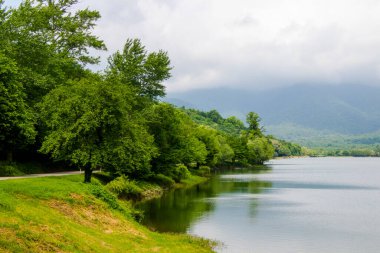 Kvareli Gölü manzarası ve manzarası Gürcistan, Kaketi 'de