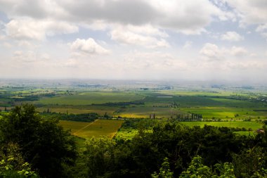 Gürcistan 'ın Kakheti kentindeki Alazani vadisi manzarası ve manzarası