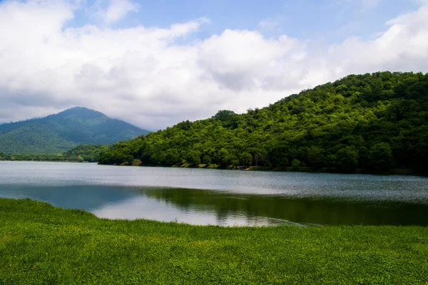 Kvareli Gölü manzarası ve manzarası Gürcistan, Kaketi 'de