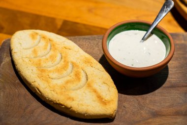 Mchadi, tahtanın üzerinde ayyaş olan mısır ekmeği.