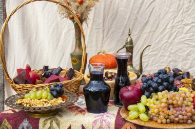 Düğün, kırmızı şarap ve yemek için masada meyve ve fındık var.