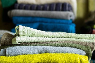 Evdeki gardıropta kumaş var.