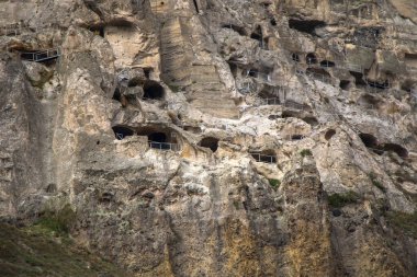 Vardzia Gürcistan 'ın tarihi manzarası ve manzarası