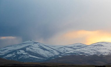 Javakheti, Gürcistan 'ın dağlarında gün batımı manzarası