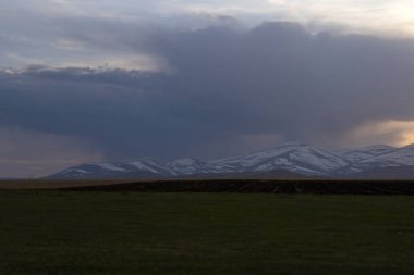 Javakheti, Gürcistan 'ın dağlarında gün batımı manzarası