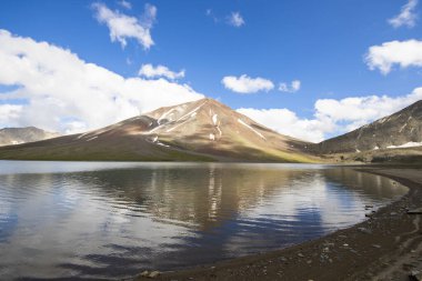 Javakheti, Goergia 'daki Abuli dağı zirvesi ve gölü.