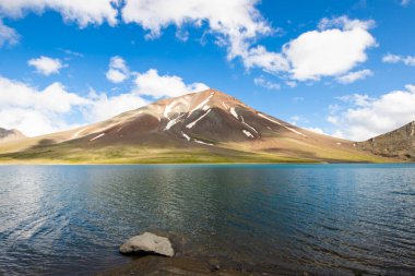Javakheti, Goergia 'daki Abuli dağı zirvesi ve gölü.