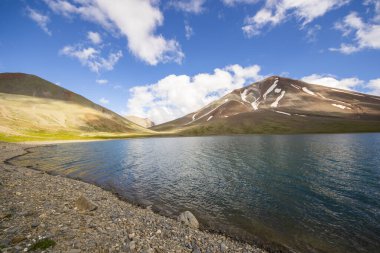 Javakheti, Goergia 'daki Abuli dağı zirvesi ve gölü.