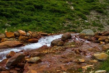 Gürcistan 'da nehir taşları ve su