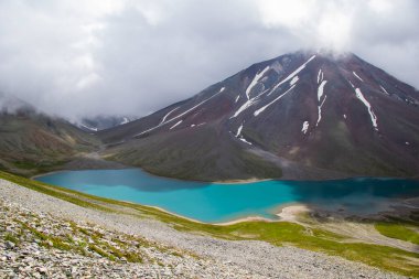 Dağlık dağ manzarası, renkli doğa manzarası, Gürcistan gölü, seyahat yeri, yürüyüş yeri..