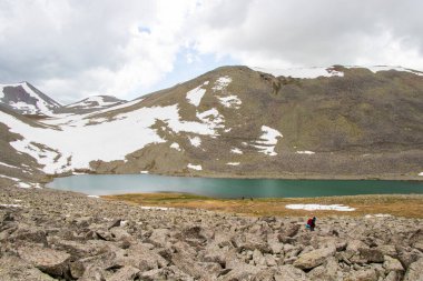 Javakheti, Goergia 'daki Abuli dağı zirvesi ve gölü.