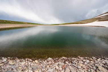 Javakheti, Goergia 'daki Abuli dağı zirvesi ve gölü.