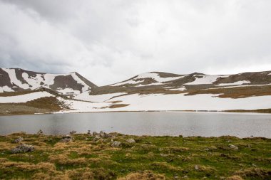 Javakheti, Goergia 'daki Abuli dağı zirvesi ve gölü.