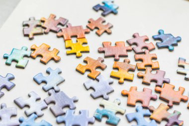 Beyaz arkaplanda renkli bulmaca