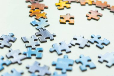 Beyaz arkaplanda renkli bulmaca