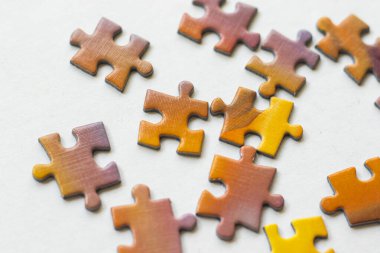 Beyaz arkaplanda renkli bulmaca