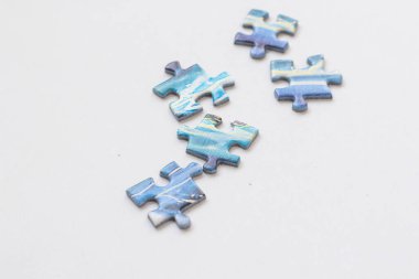 Beyaz arkaplanda renkli bulmaca