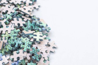 Beyaz arkaplanda renkli bulmaca