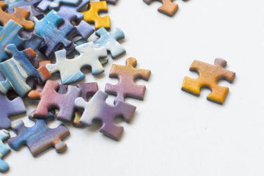 Beyaz arkaplanda renkli bulmaca