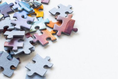 Beyaz arkaplanda renkli bulmaca