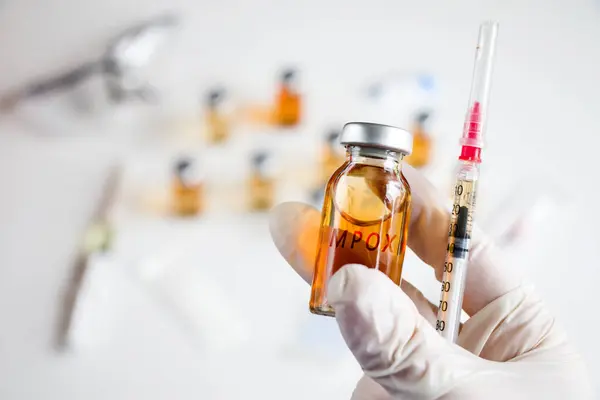 Ampule, şişeye, şırıngaya ve eldivenli doktorlara yeni aşılar yapın..