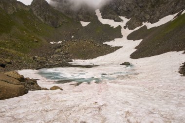 Georgia 'daki Samegrelo dağlarında donmuş göl.,