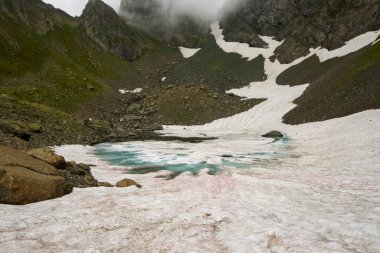 Georgia 'daki Samegrelo dağlarında donmuş göl.,