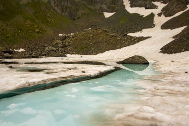 Georgia 'daki Samegrelo dağlarında donmuş göl.,