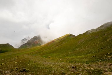 Gürcistan 'ın Samegrelo kentindeki sisli havada dağ manzarası
