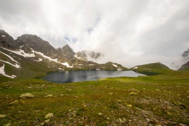 Alacakaranlık ve sisteki Toba Gölü, Samegrelo, Georgia