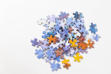 Beyaz arkaplanda renkli bulmacalar