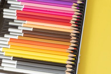 Renkli ve çok renkli kalem arkaplanı