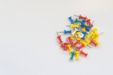 beyaz zemin üzerinde itme pimleri