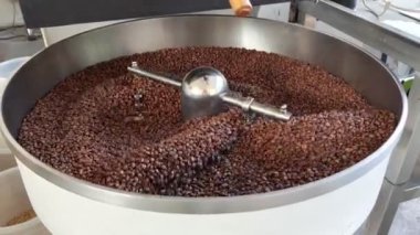 Koyu kahve çekirdekleri kızarıyor. 