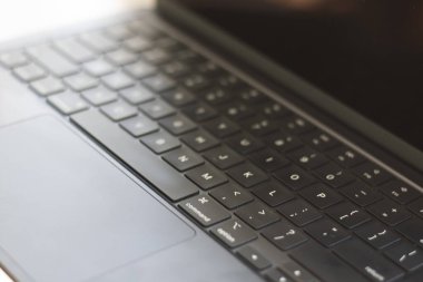 siyah klavye, laptop masası yakın plan