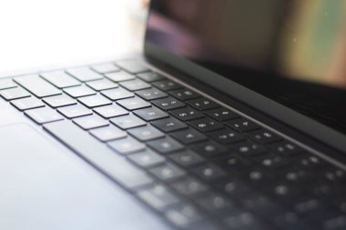 siyah klavye, laptop masası yakın plan