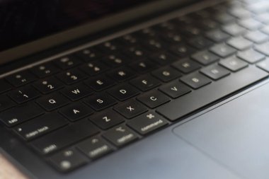 siyah klavye, laptop masası yakın plan