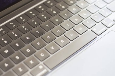 siyah klavye, laptop masası yakın plan