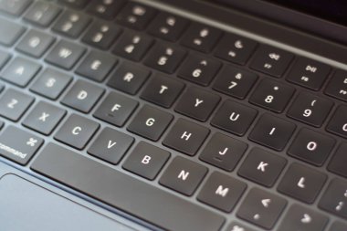 siyah klavye, laptop masası yakın plan