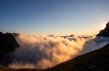 Gün batımında bulutlu manzara ve manzara