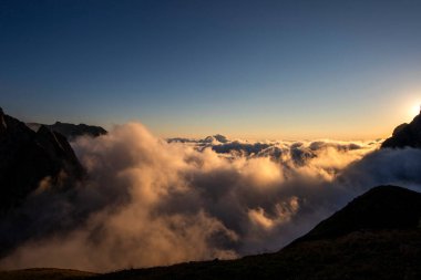 Gün batımında bulutlu manzara ve manzara