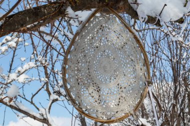 Avluda düş kapanı karı, kış